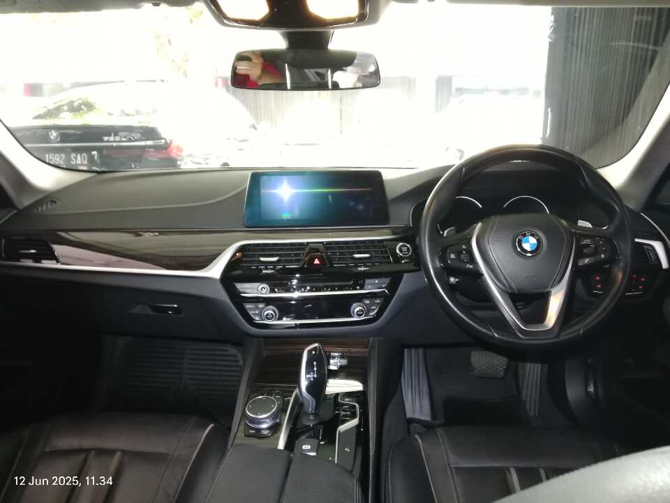 Foto Mobil Bekas Dashboard BMW 530i 2.0 tahun 2017