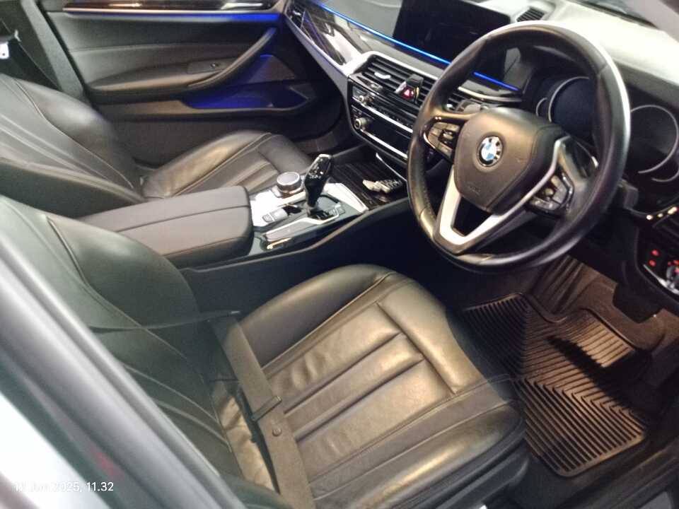 Foto Mobil Bekas Kabin Depan BMW 530i 2.0 tahun 2017