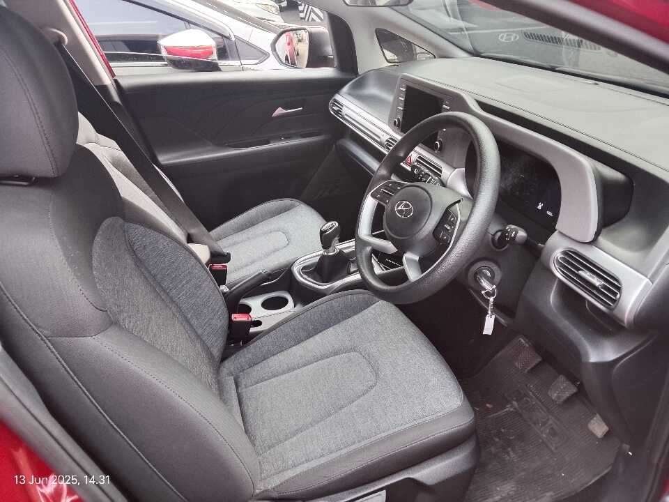 Foto Mobil Bekas Kabin Depan Hyundai Stargazer 1.5 Trend tahun 2023