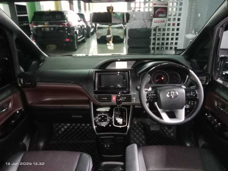 Foto Mobil Bekas Dashboard Toyota Voxy 2.0 tahun 2020