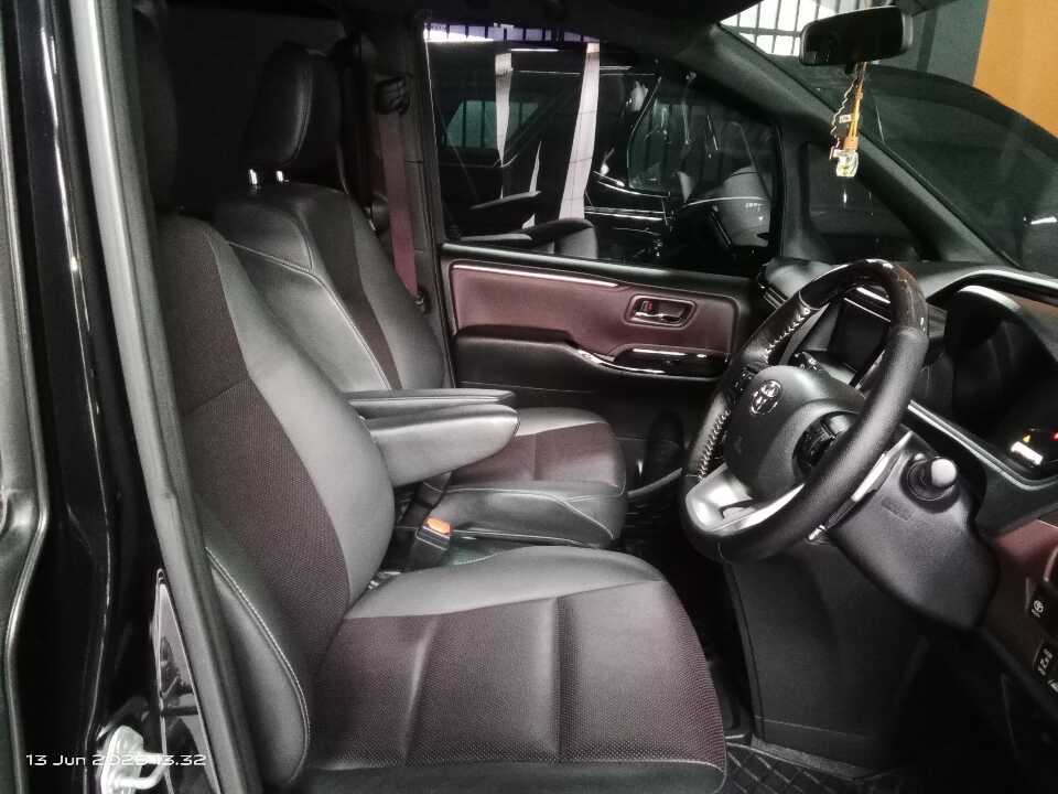 Foto Mobil Bekas Kabin Depan Toyota Voxy 2.0 tahun 2020