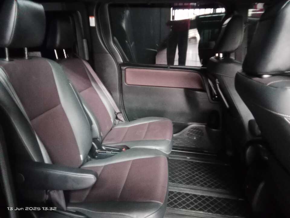 Foto Mobil Bekas Kabin Belakang Toyota Voxy 2.0 tahun 2020