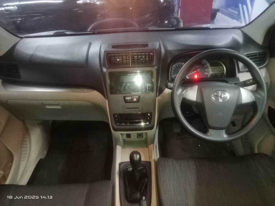 Foto Mobil Bekas Dashboard Toyota Avanza 1.3 E tahun 2019