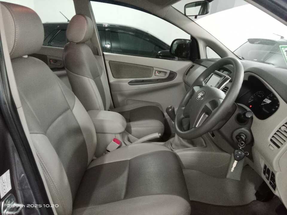 Foto Mobil Bekas Kabin Depan Toyota Innova 2.0 G Luxury tahun 2014