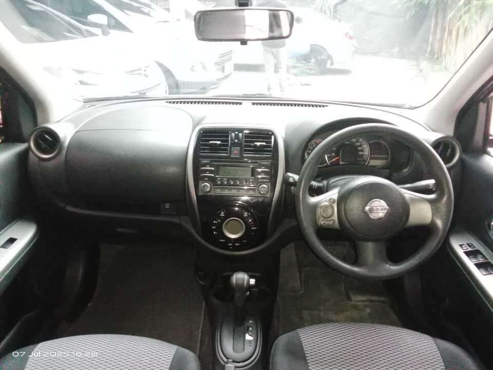 Foto Mobil Bekas Dashboard Nissan March 1.5 tahun 2014