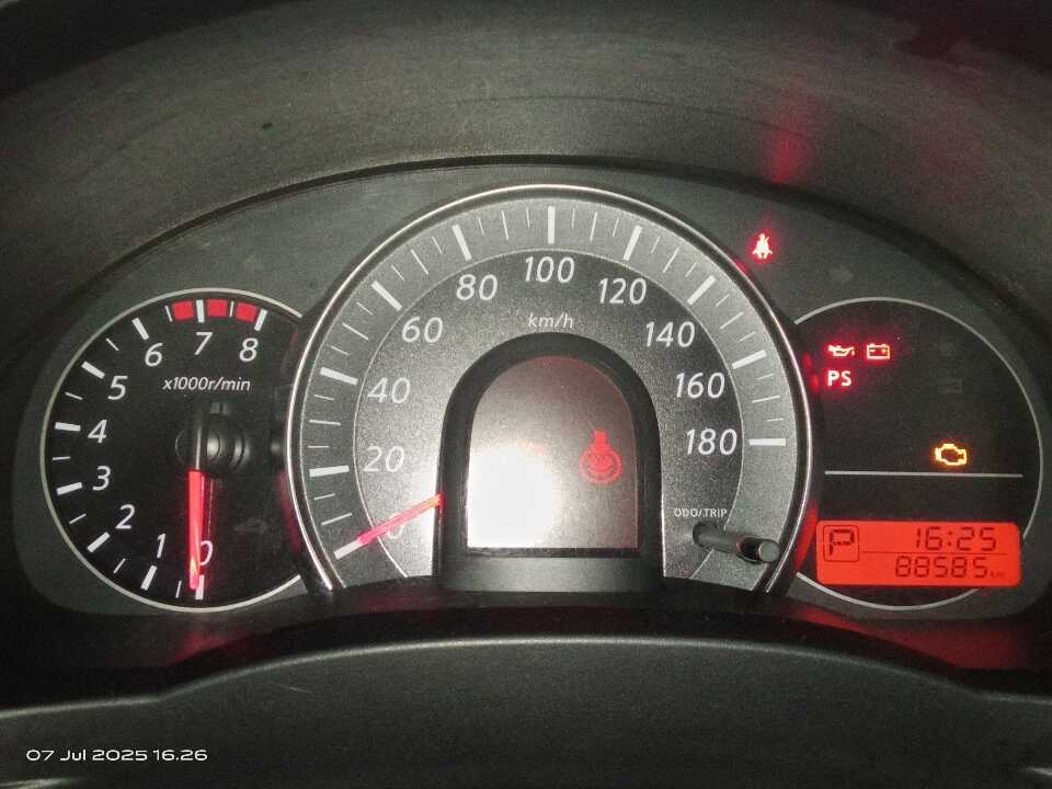 Foto Mobil Bekas Odometer Nissan March 1.5 tahun 2014