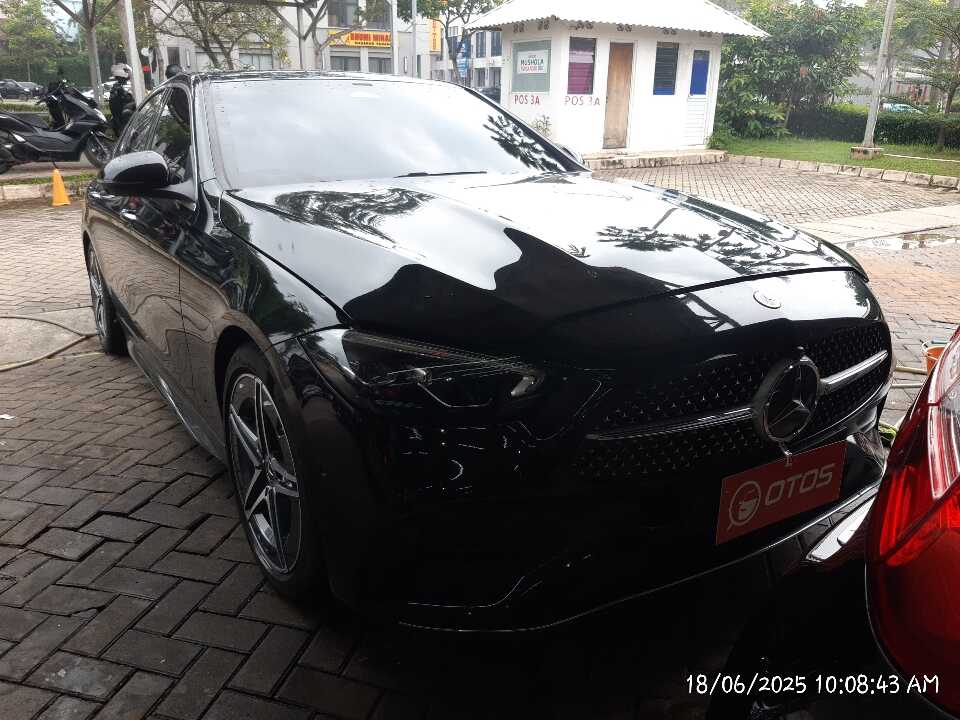 2023 Mercedes-Benz C300 2.0 - Foto 1 dari 6