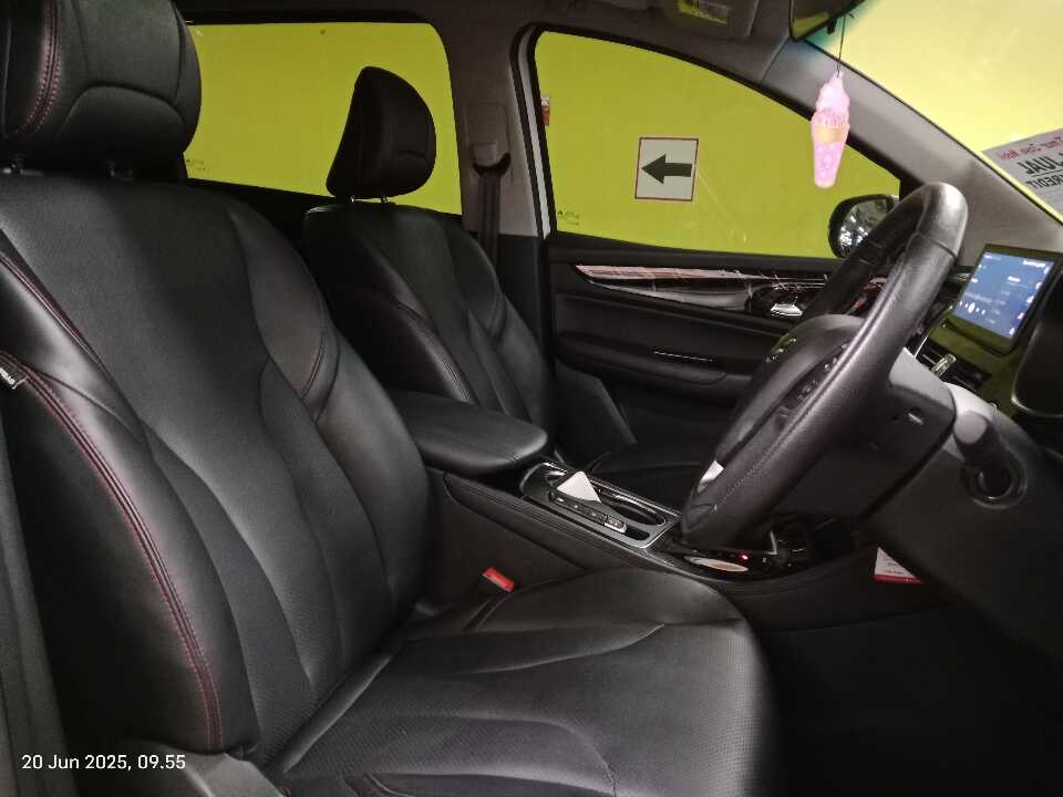 Foto Mobil Bekas Kabin Depan Wuling Cortez 1.5 L T Lux tahun 2022