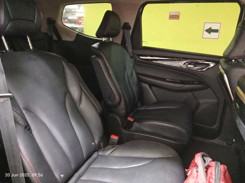 Foto Mobil Bekas Kabin Belakang Wuling Cortez 1.5 L T Lux tahun 2022