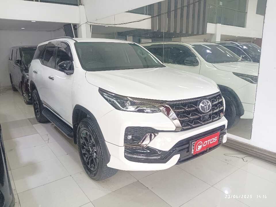 2023 Toyota Fortuner 2.8 4X2 VRZ - Foto 1 dari 6