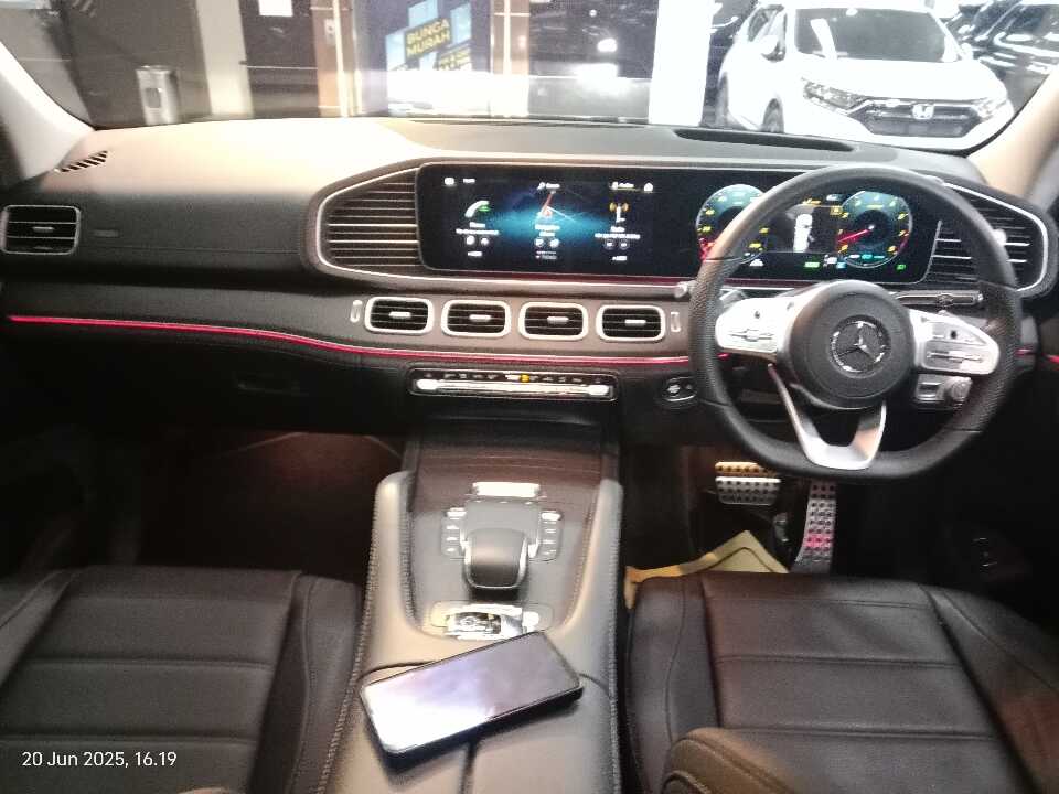 Foto Mobil Bekas Dashboard Mercedes-Benz GLS450 3.0 4MATIC AMG Line tahun 2022