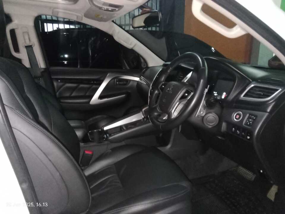 Foto Mobil Bekas Kabin Depan Mitsubishi Pajero Sport 2.4 Dakar 4X2 tahun 2021