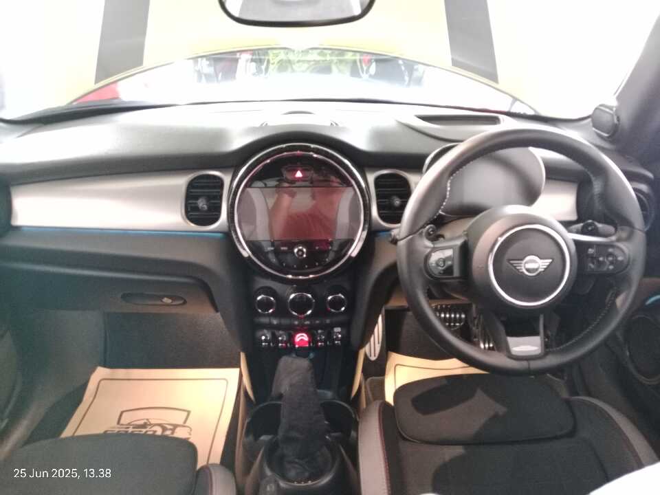 Foto Mobil Bekas Dashboard MINI Cooper 2.0 John Cooper Works tahun 2023