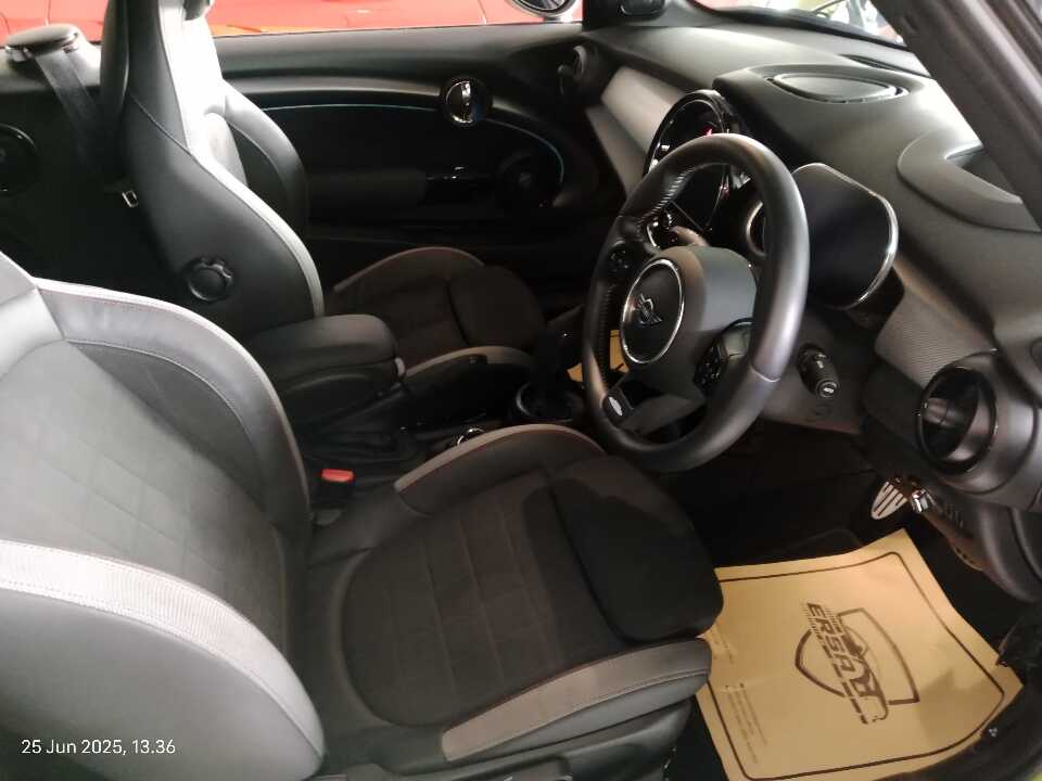 Foto Mobil Bekas Kabin Depan MINI Cooper 2.0 John Cooper Works tahun 2023