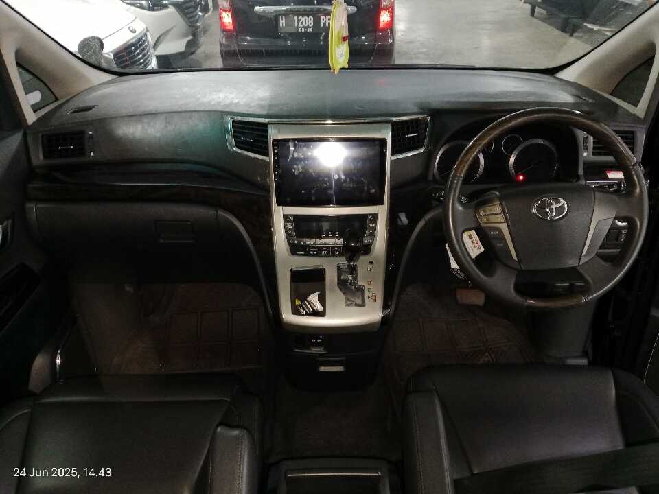 Foto Mobil Bekas Dashboard Toyota Vellfire 2.4 Z tahun 2012