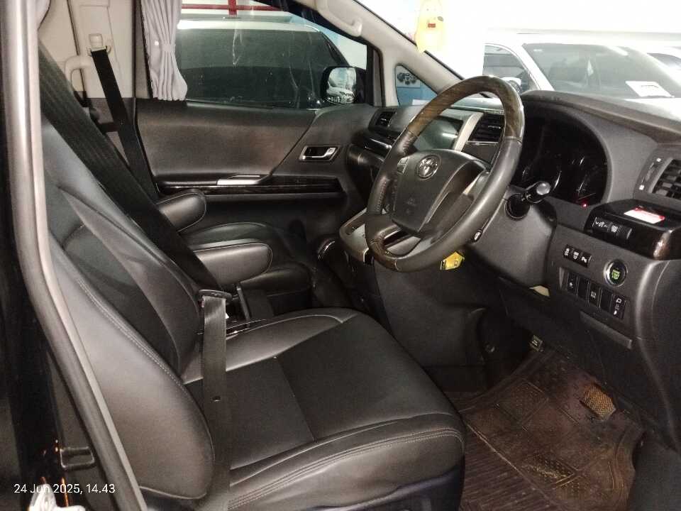 Foto Mobil Bekas Kabin Depan Toyota Vellfire 2.4 Z tahun 2012