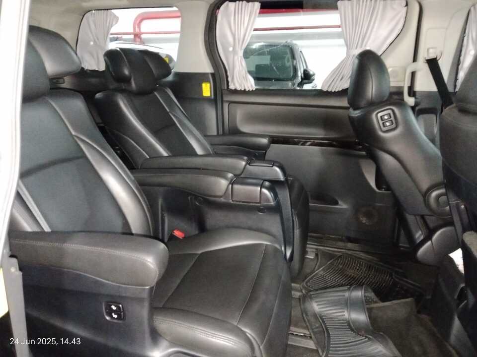 Foto Mobil Bekas Kabin Belakang Toyota Vellfire 2.4 Z tahun 2012