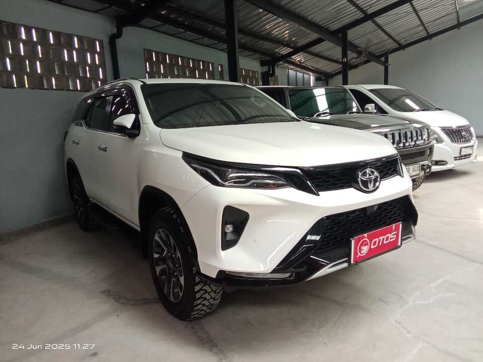 2024 Toyota Fortuner 2.8 4X4 VRZ - Foto 1 dari 6