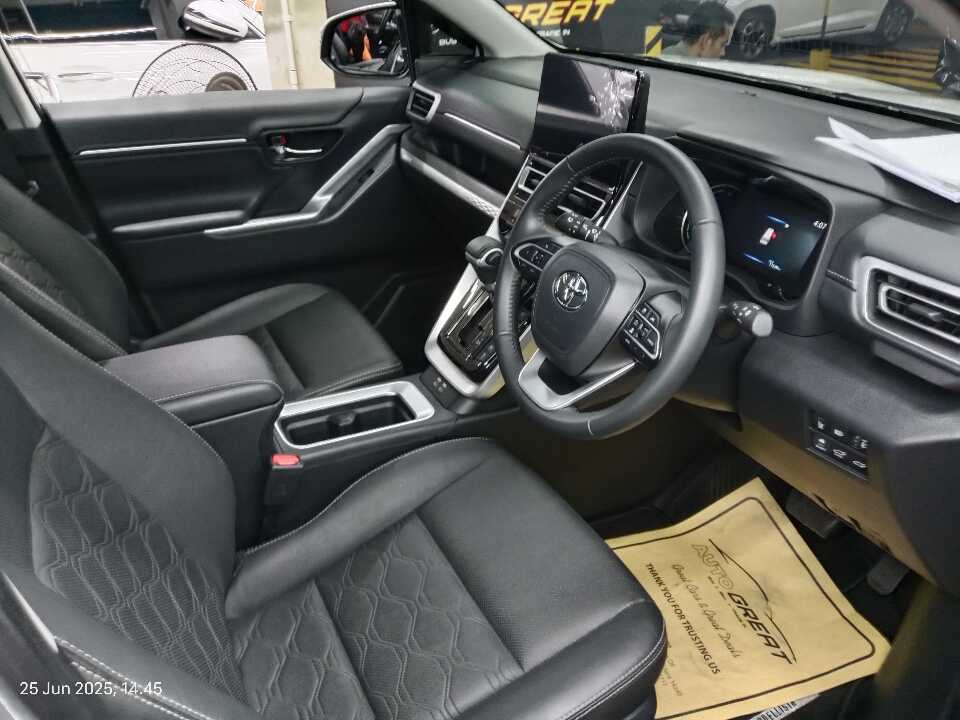 Foto Mobil Bekas Kabin Depan Toyota Innova 2.0 Zenix Q HV CVT TSS tahun 2023