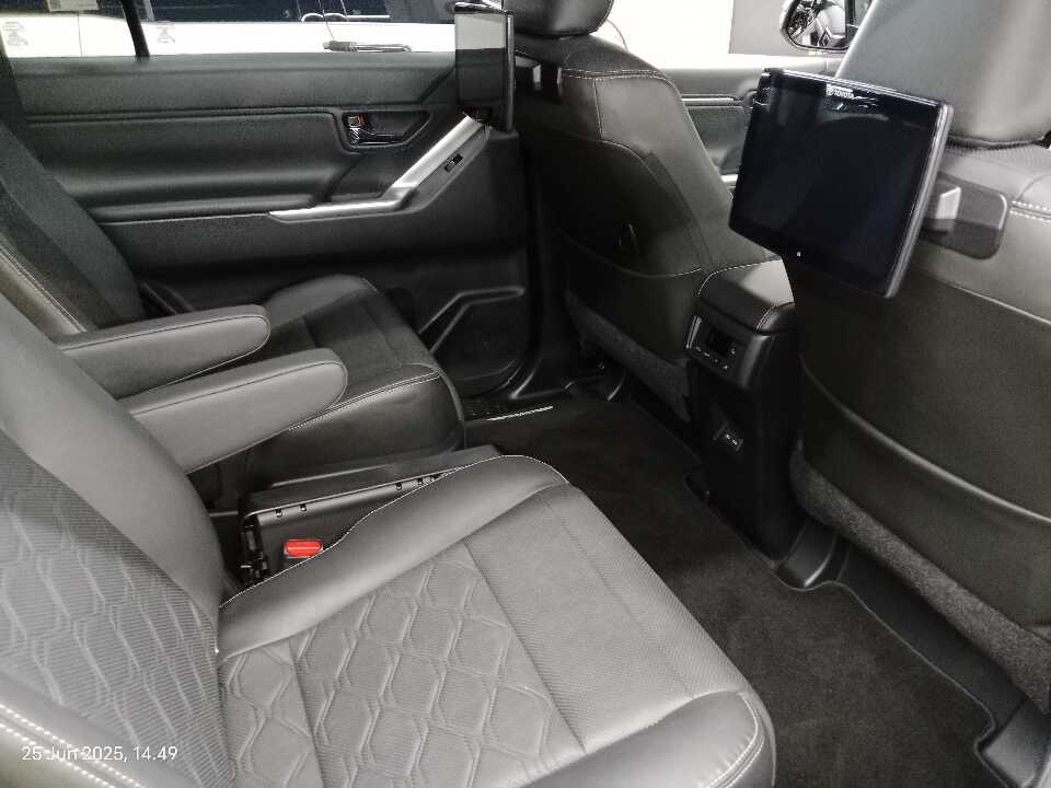 Foto Mobil Bekas Kabin Belakang Toyota Innova 2.0 Zenix Q HV CVT TSS tahun 2023