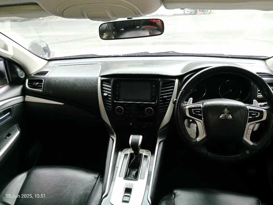 Foto Mobil Bekas Dashboard Mitsubishi Pajero Sport 2.4 Dakar 4X2 tahun 2019