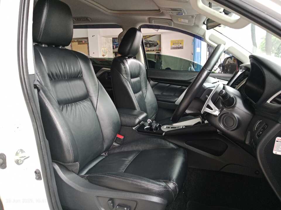 Foto Mobil Bekas Kabin Depan Mitsubishi Pajero Sport 2.4 Dakar 4X2 tahun 2019