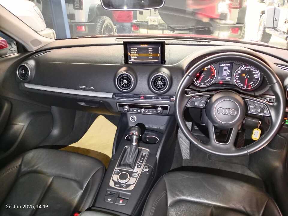 Foto Mobil Bekas Dashboard Audi A3 1.2 TFSI Sportback tahun 2017