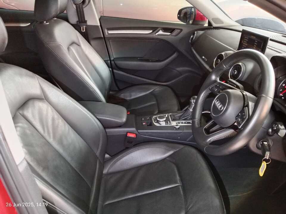 Foto Mobil Bekas Kabin Depan Audi A3 1.2 TFSI Sportback tahun 2017