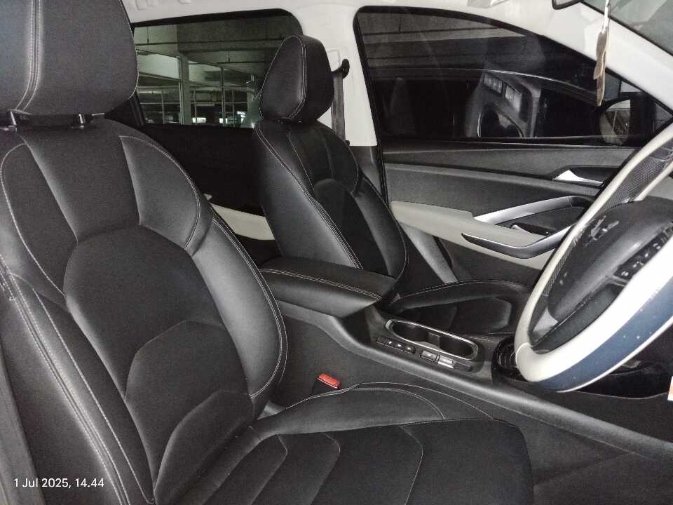 Foto Mobil Bekas Kabin Depan Wuling Almaz 1.5 L T Lux tahun 2020