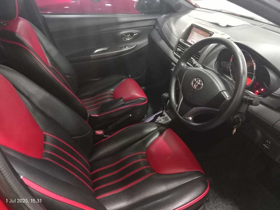 Foto Mobil Bekas Kabin Depan Toyota Yaris 1.5 G tahun 2015