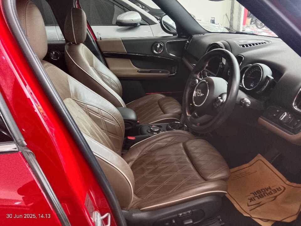 Foto Mobil Bekas Kabin Depan MINI Countryman 1.6 JCW tahun 2018