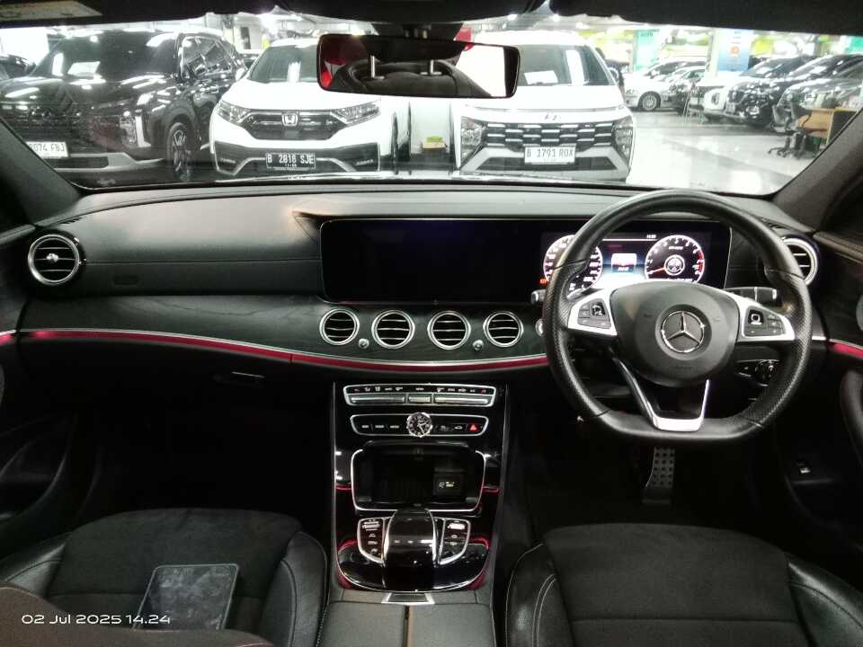Foto Mobil Bekas Dashboard Mercedes-Benz E300 2.0 tahun 2017