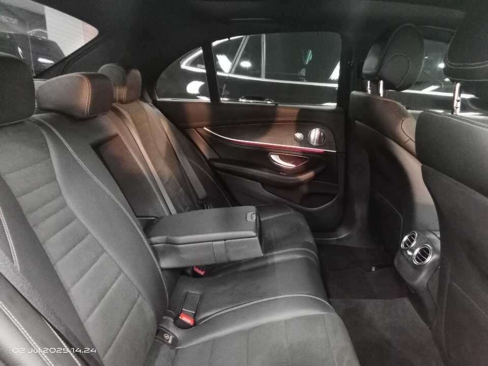 Foto Mobil Bekas Kabin Belakang Mercedes-Benz E300 2.0 tahun 2017