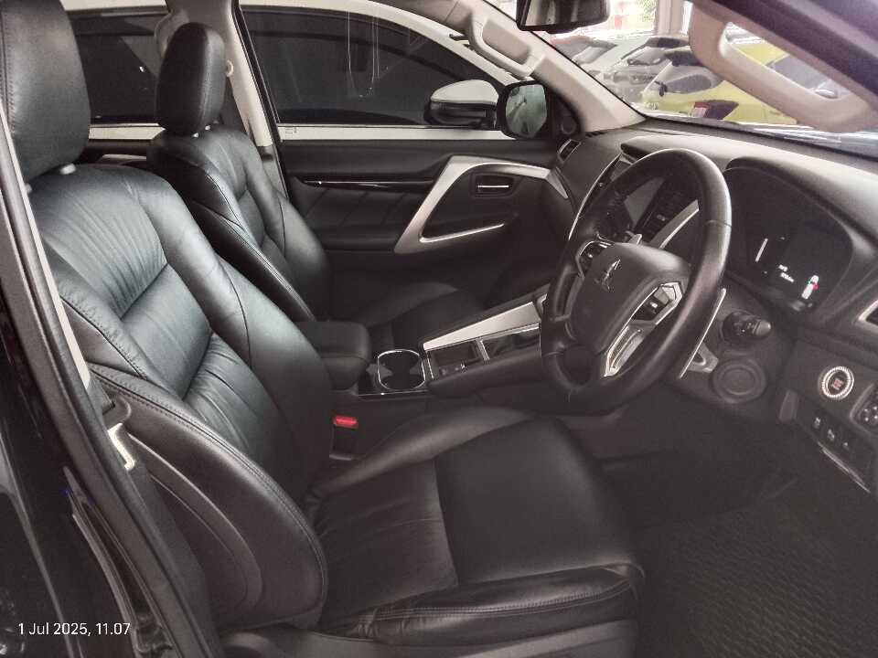 Foto Mobil Bekas Kabin Depan Mitsubishi Pajero Sport 2.4 Dakar 4X2 tahun 2021
