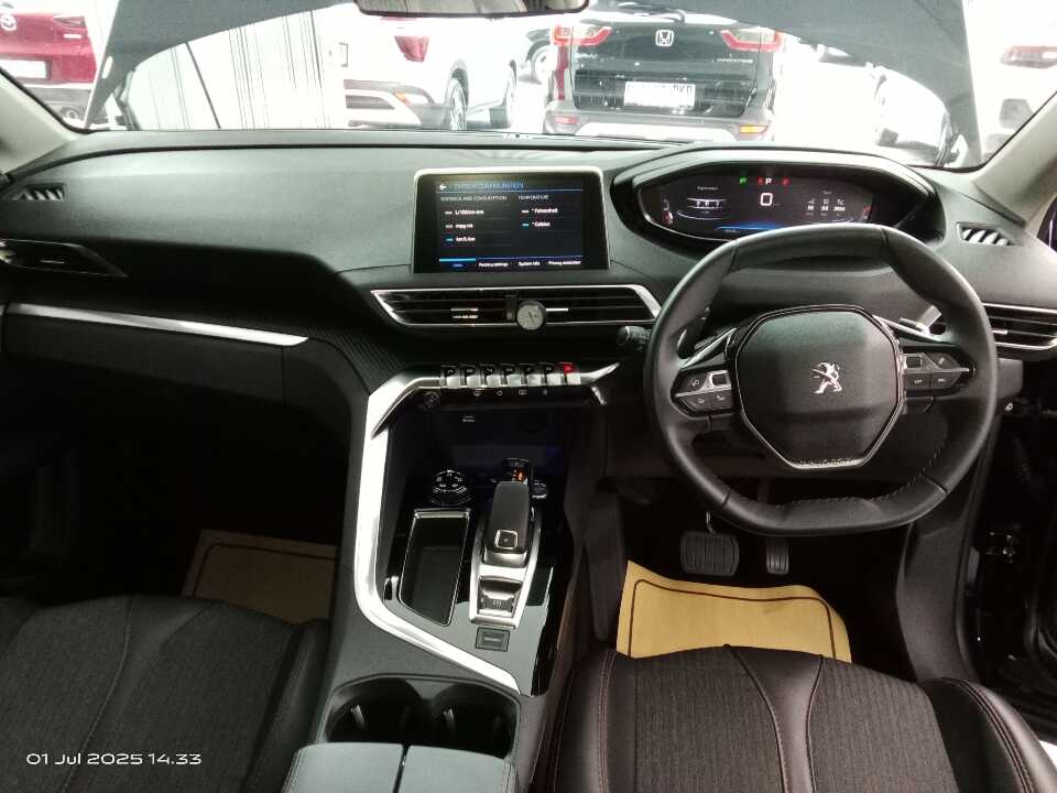 Foto Mobil Bekas Dashboard Peugeot 3008 1.6 tahun 2022