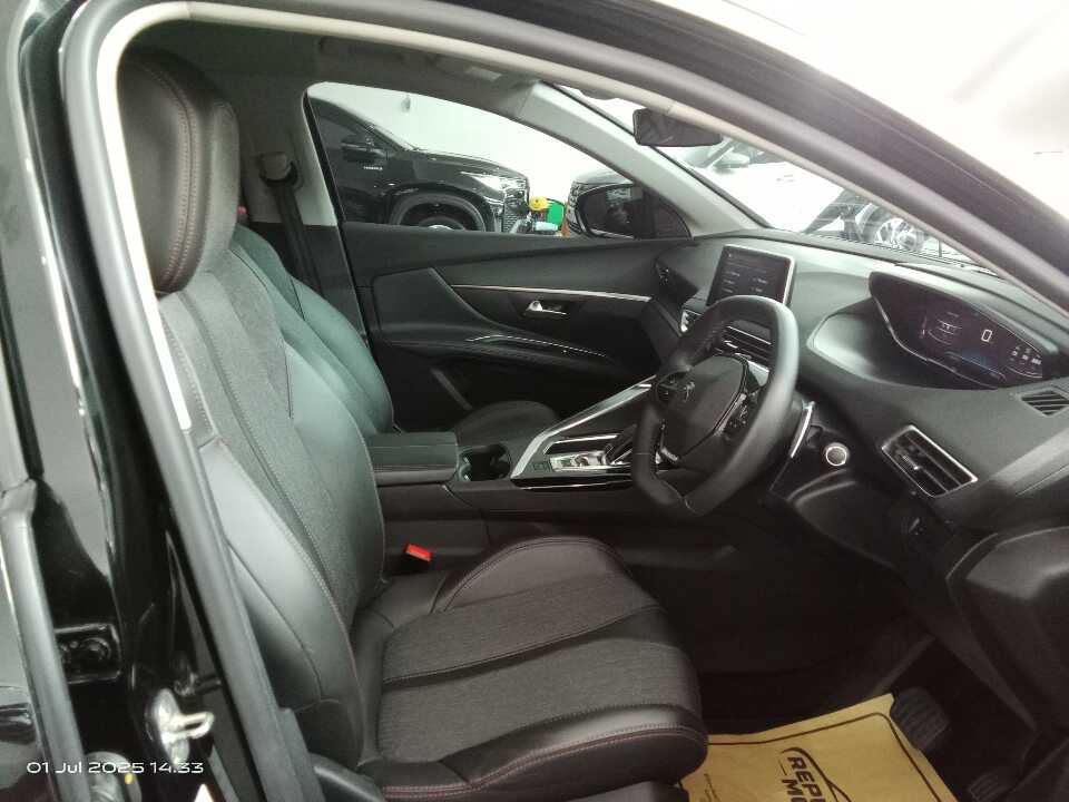 Foto Mobil Bekas Kabin Depan Peugeot 3008 1.6 tahun 2022