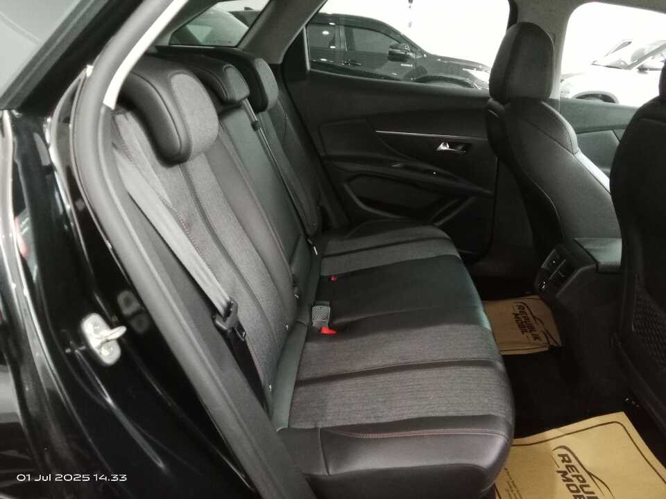 Foto Mobil Bekas Kabin Belakang Peugeot 3008 1.6 tahun 2022