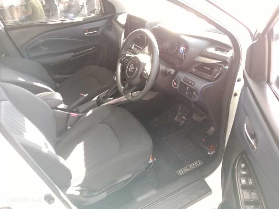 Foto Mobil Bekas Kabin Depan Suzuki Baleno 1.5 tahun 2023
