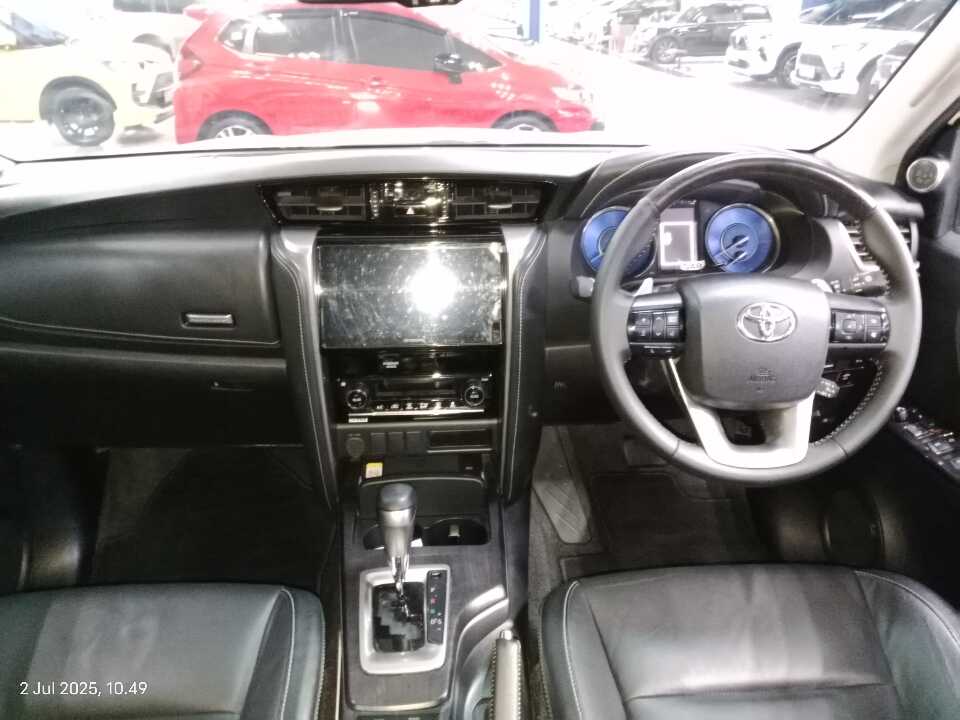 Foto Mobil Bekas Dashboard Toyota Fortuner 2.4 4X2 VRZ tahun 2021