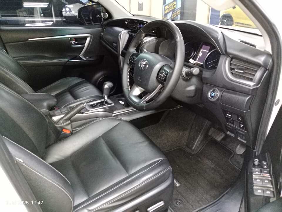 Foto Mobil Bekas Kabin Depan Toyota Fortuner 2.4 4X2 VRZ tahun 2021