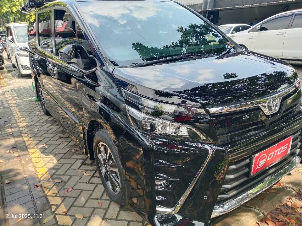2017 Toyota Voxy 2.0 - Foto 1 dari 6