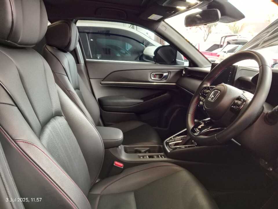 Foto Mobil Bekas Kabin Depan Honda HR-V 1.5 tahun 2023