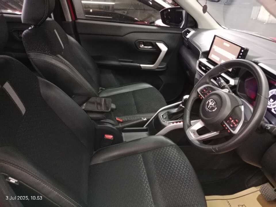 Foto Mobil Bekas Kabin Depan Toyota Raize 1.0 GR Sport TSS tahun 2022