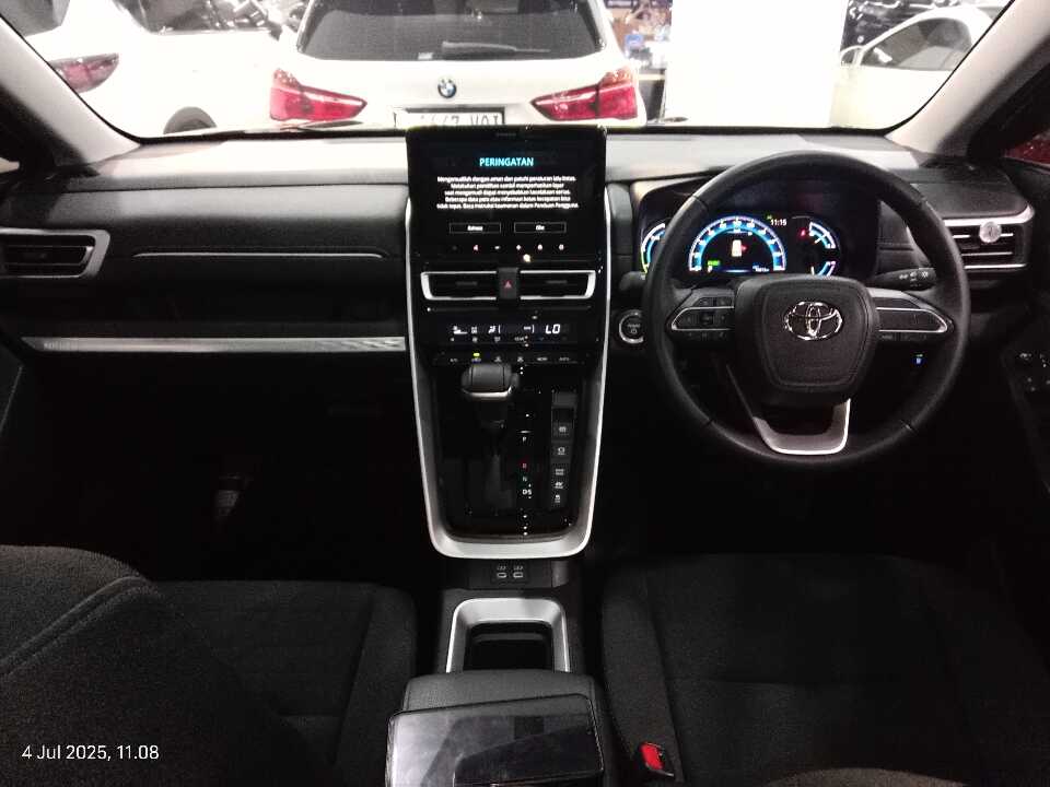 Foto Mobil Bekas Dashboard Toyota Innova 2.0 Zenix V HV CVT Modellista tahun 2023