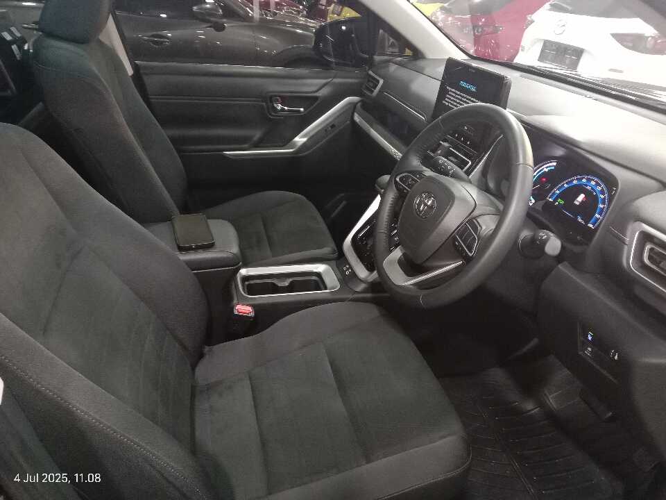 Foto Mobil Bekas Kabin Depan Toyota Innova 2.0 Zenix V HV CVT Modellista tahun 2023