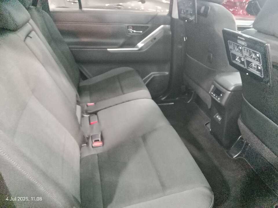 Foto Mobil Bekas Kabin Belakang Toyota Innova 2.0 Zenix V HV CVT Modellista tahun 2023
