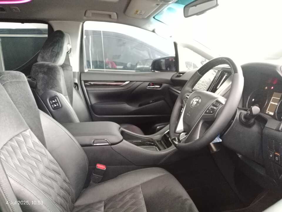 Foto Mobil Bekas Kabin Depan Toyota Alphard 2.5 G tahun 2015