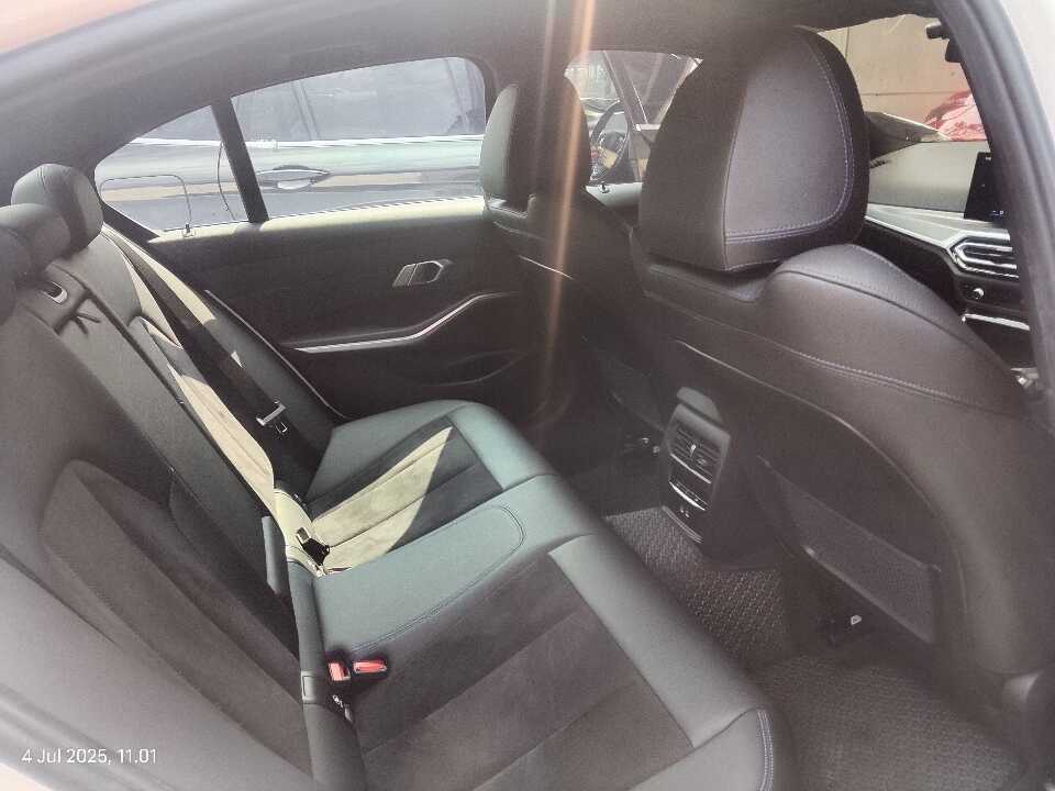 Foto Mobil Bekas Kabin Belakang BMW 320i 2.0 M Sport tahun 2023