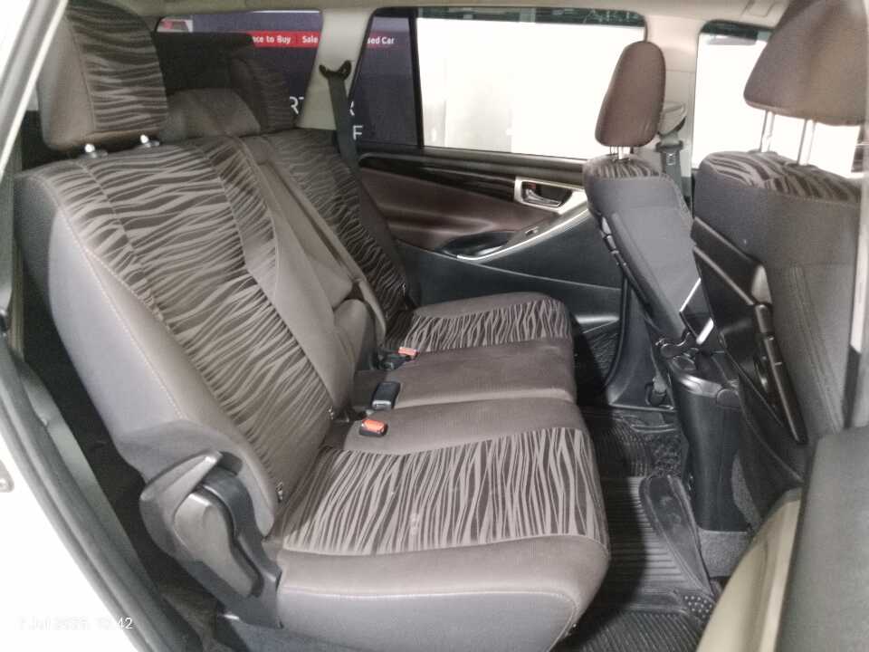 Foto Mobil Bekas Kabin Belakang Toyota Innova 2.4 V tahun 2021