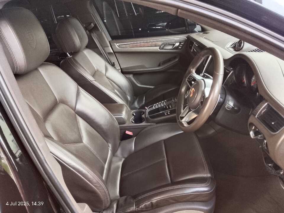 Foto Mobil Bekas Kabin Depan Porsche Macan 3.0 S tahun 2015